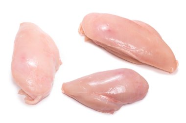 Beyaz arkaplanda çiğ tavuk filetosu.. 
