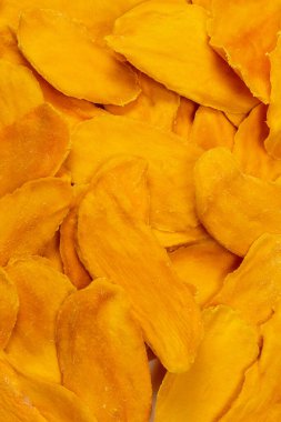 Beyaz arka planda izole edilmiş kuru, lezzetli mango dilimleri. Üst görünüm. 