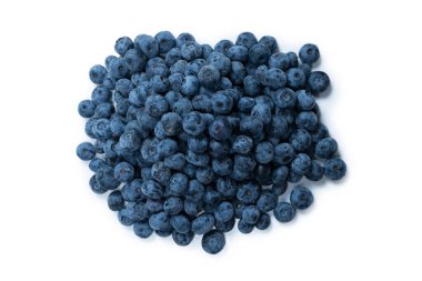 Beyaz arka planda izole edilmiş bir grup taze yaban mersini.. 