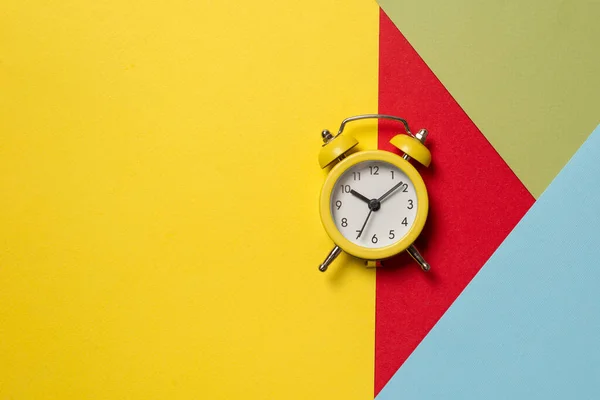 Relógio Alarme Amarelo Fundo Amarelo Azul Vermelho Verde Espaço Para — Fotografia de Stock