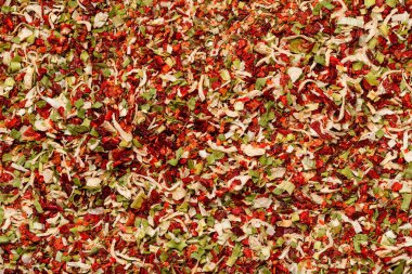 Çorba çeşnisi, kurutulmuş sebze dilimleri arka plan. Üst görünüm. 