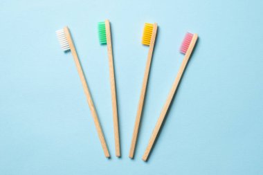 Mavi arka planda bambu diş fırçası. Üst görünüm. 