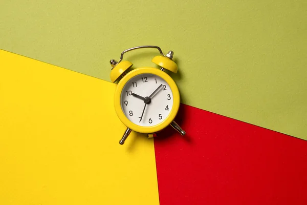 Relógio Alarme Amarelo Fundo Amarelo Azul Vermelho Verde Espaço Para — Fotografia de Stock