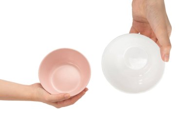 Beyaz arka planda izole edilmiş pembe tabak kadının ellerinde..