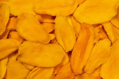 Arkaplan olarak kuru mango dilimleri. Üst görünüm. 