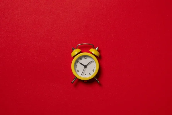 Relógio Alarme Amarelo Fundo Vermelho Espaço Para Cópia Conceito Tempo — Fotografia de Stock