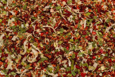 Çorba için baharat, beyaz arka planda izole edilmiş kuru sebzeler. Üst görünüm. 