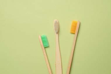 Yeşil arka planda bambu diş fırçası. Üst görünüm. 