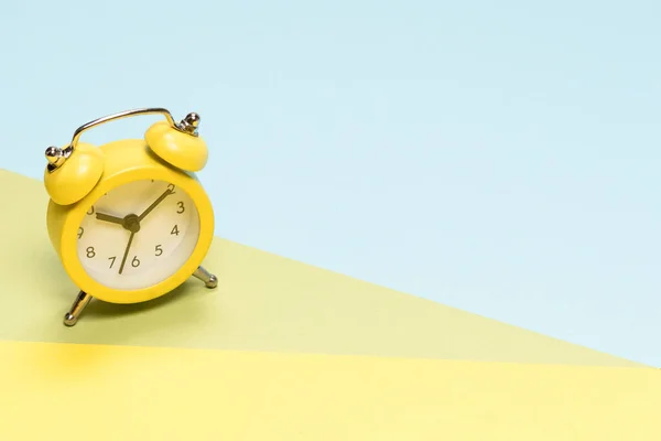 Relógio Alarme Amarelo Sobre Fundo Amarelo Azul Verde Espaço Para — Fotografia de Stock