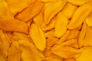 Arkaplan olarak kuru mango dilimleri. Üst görünüm. 