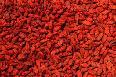 Kırmızı böğürtlen grubu beyaz arka planda izole edilmiş.. 