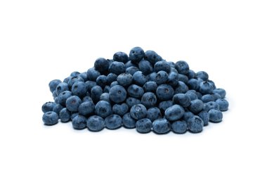 Beyaz arka planda izole edilmiş bir grup taze yaban mersini.. 