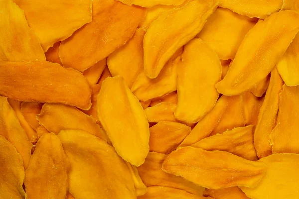 Arkaplan olarak kuru mango dilimleri. Üst görünüm. 
