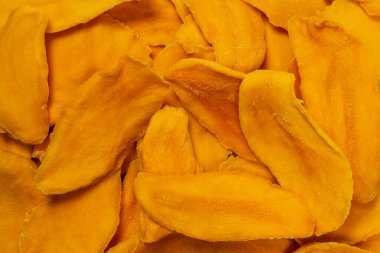 Beyaz arka planda izole edilmiş kuru, lezzetli mango dilimleri. Üst görünüm. 