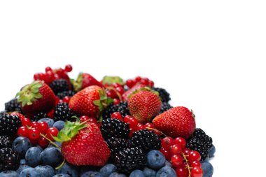 Böğürtlen, ahududu, yaban mersini, beyaz arka planda kırmızı frenk üzümü. Üst görünüm. 