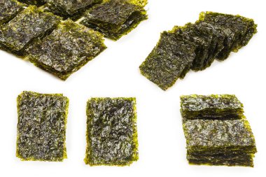 Nori yosunu beyazın üzerinde izole edilmiş. Üst görünüm.