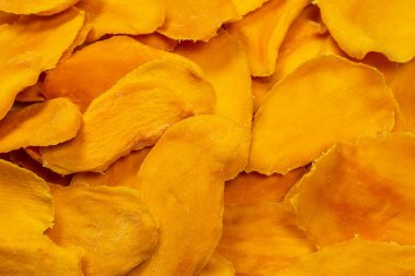 Beyaz arka planda izole edilmiş kuru, lezzetli mango dilimleri. Üst görünüm. 