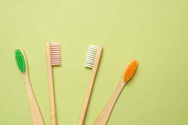 Yeşil arka planda bambu diş fırçası. Üst görünüm. 