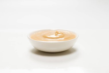 Beyaz arka planda izole edilmiş bir kasede mantar sosu. Üst görünüm. 