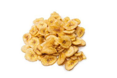 Beyaz arka planda izole edilmiş muz cipsleri. Susuz muz dilimleri.. 