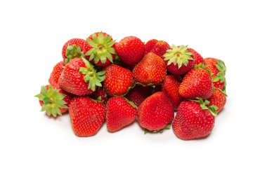 Çilekli. Beyaz arka planda izole edilmiş taze böğürtlen grubu. 