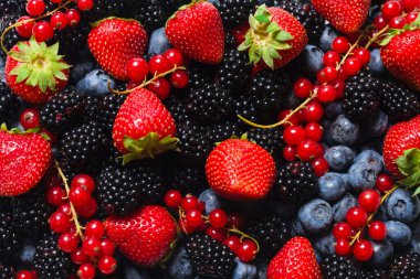 Blackberry, ahududu, yabanmersini, fonda kırmızı frenk üzümü. Üst görünüm. 