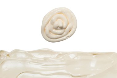 Beyaz arkaplanda izole edilmiş beyaz sos. 