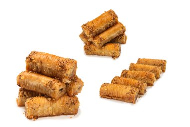 Beyaz arka planda izole edilmiş enfes tatlı baklava. Üst görünüm.