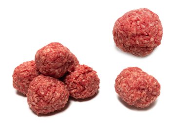 Beyaz arkaplanda çiğ et topları izole.