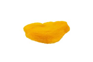 Beyaz arka planda izole edilmiş kuru, lezzetli mango dilimleri. Üst görünüm. 