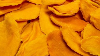 Beyaz arka planda izole edilmiş kuru, lezzetli mango dilimleri. Üst görünüm. 