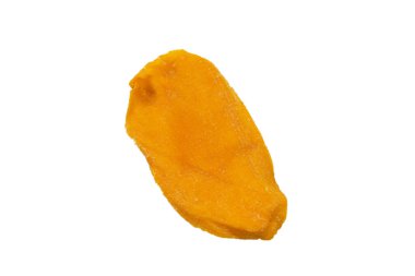 Beyaz arka planda izole edilmiş kuru, lezzetli mango dilimleri. Üst görünüm. 