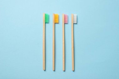 Mavi arka planda bambu diş fırçası. Üst görünüm. 