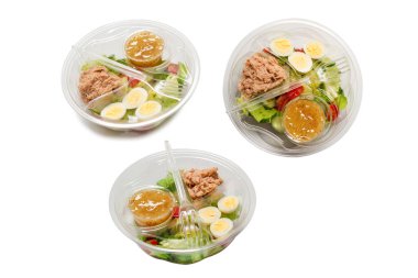 Taze ton balığı salatası, marul, cucomber, kiraz ve plastik kabın içinde yumurta. Üst görünüm. 