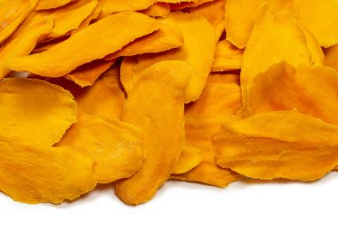 Beyaz arka planda izole edilmiş kuru, lezzetli mango dilimleri. Üst görünüm. 