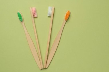 Yeşil arka planda bambu diş fırçası. Üst görünüm. 