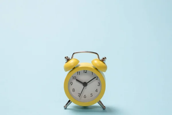 Relógio Alarme Amarelo Fundo Azul Espaço Para Cópia Conceito Tempo — Fotografia de Stock