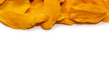 Beyaz arka planda izole edilmiş kuru, lezzetli mango dilimleri. Üst görünüm. 
