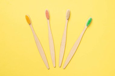 Mavi arka planda bambu diş fırçası. Üst görünüm. 