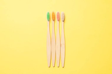 Mavi arka planda bambu diş fırçası. Üst görünüm. 