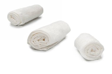 Beyaz arka planda izole edilmiş beyaz pamuklu havlu. Spa ve tatil köyü. 