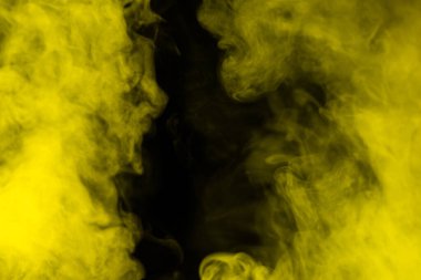 Siyah arka planda sarı buhar. Boşluğu kopyala.