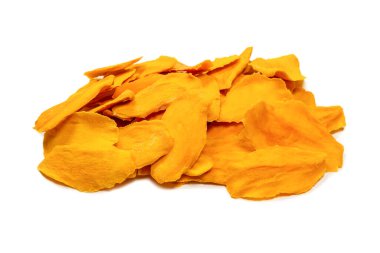 Beyaz arka planda izole edilmiş kuru, lezzetli mango dilimleri. Üst görünüm. 