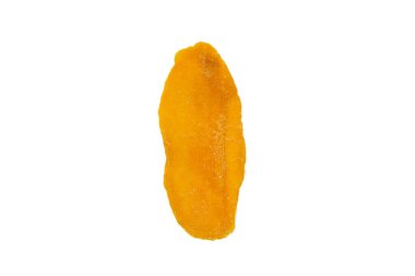 Beyaz arka planda izole edilmiş kuru, lezzetli mango dilimleri. Üst görünüm. 