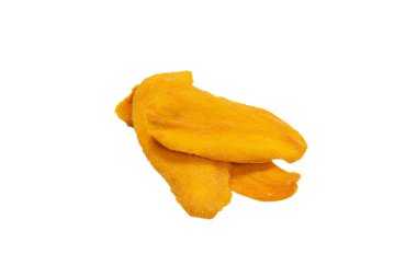 Beyaz arka planda izole edilmiş kuru, lezzetli mango dilimleri. Üst görünüm. 
