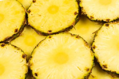 Ananas sulu sarı dilimler arka planda. Üst görünüm.