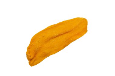 Beyaz arka planda izole edilmiş kuru, lezzetli mango dilimleri. Üst görünüm. 