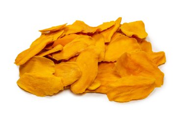 Beyaz arka planda izole edilmiş kuru, lezzetli mango dilimleri. Üst görünüm. 