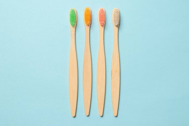 Mavi arka planda bambu diş fırçası. Üst görünüm. 