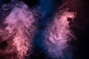 Siyah arka planda mavi ve pembe buhar. Boşluğu kopyala.